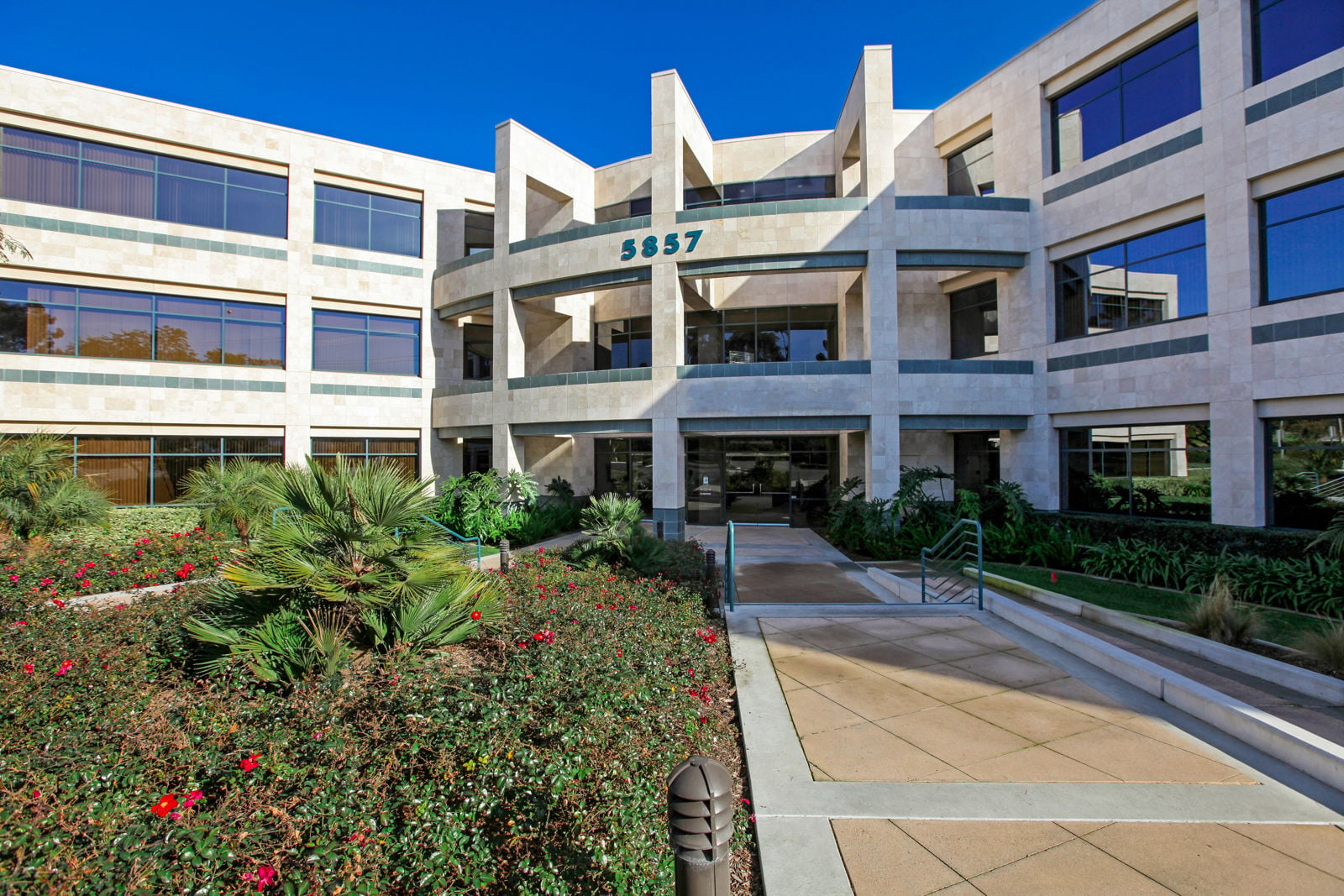 Edificio de la ubicación de Carlsbad en 5857 Owens Ave.